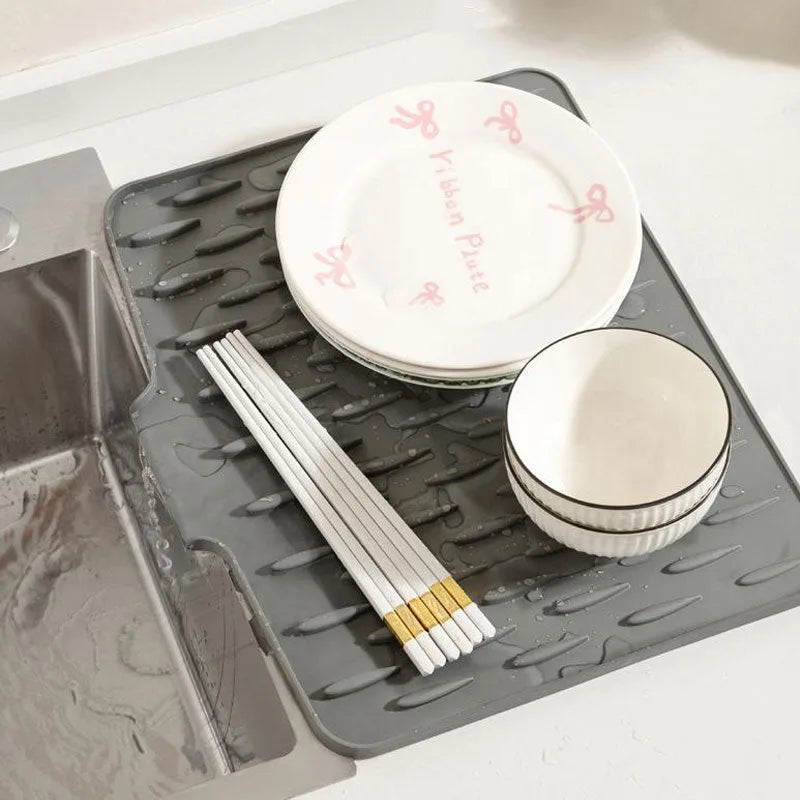 QuickDry™ - Sloped silicone mat for rapid water drainage